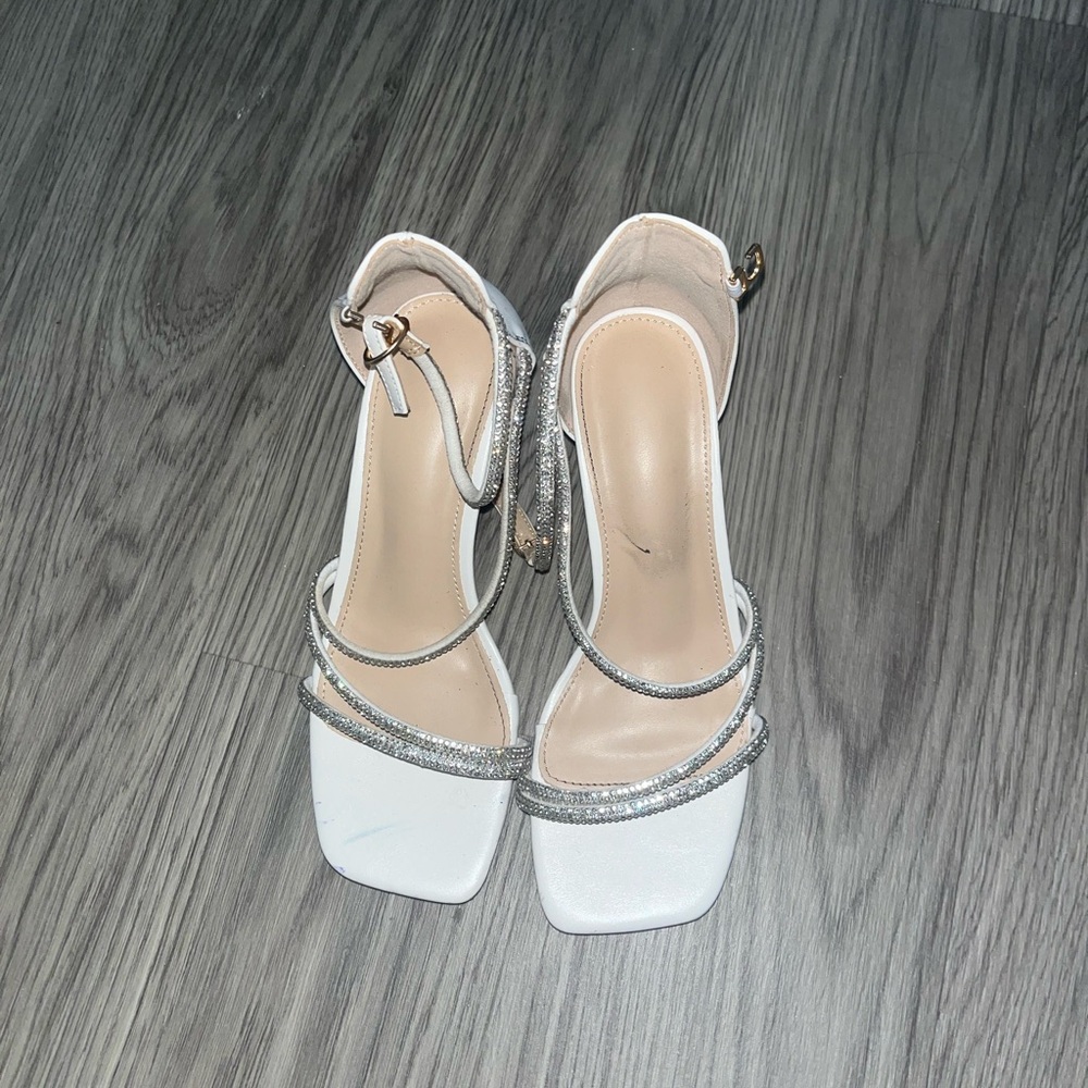 White simple classic heels. Very easy to walk around in